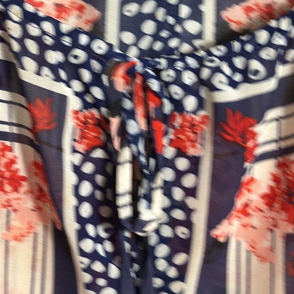 Guess blouse women’s xl Floral‎ Navy and Red Women's Top lightweight semi sheer - Picture 3 of 11